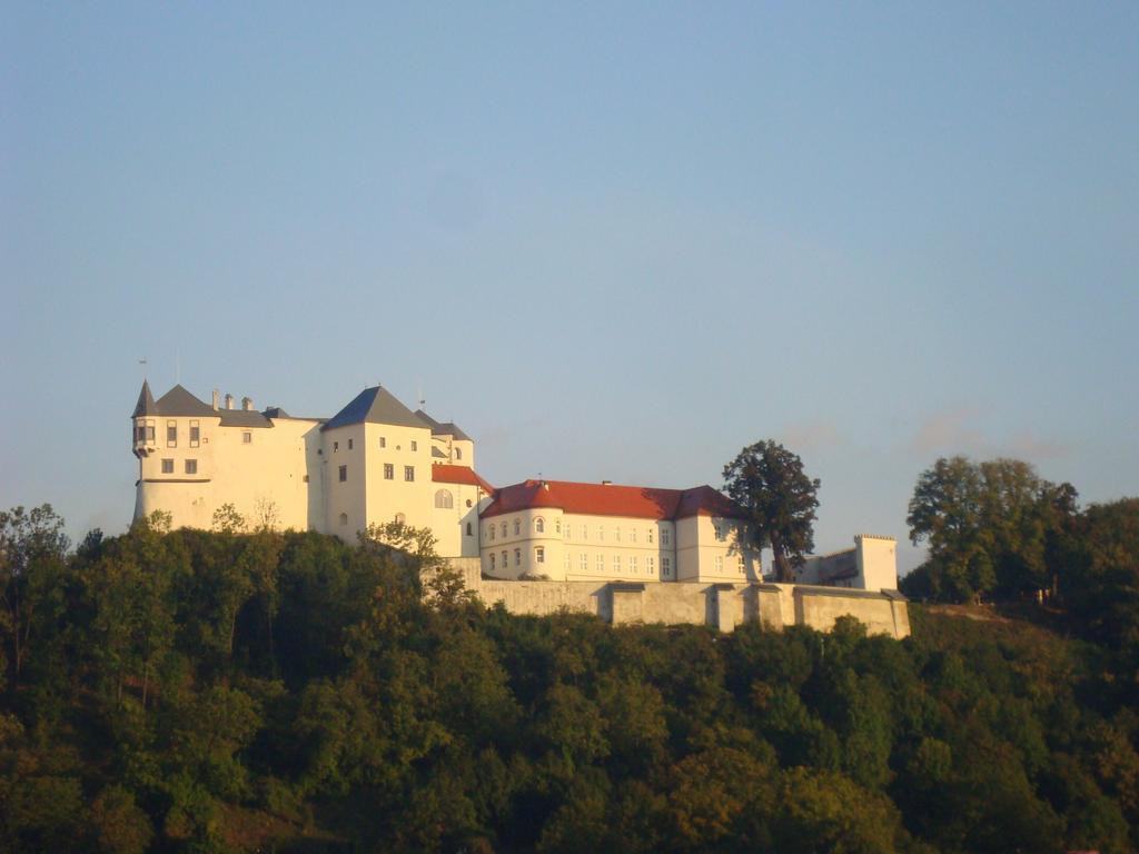 Penzion Majak Banska Bystrica Ngoại thất bức ảnh