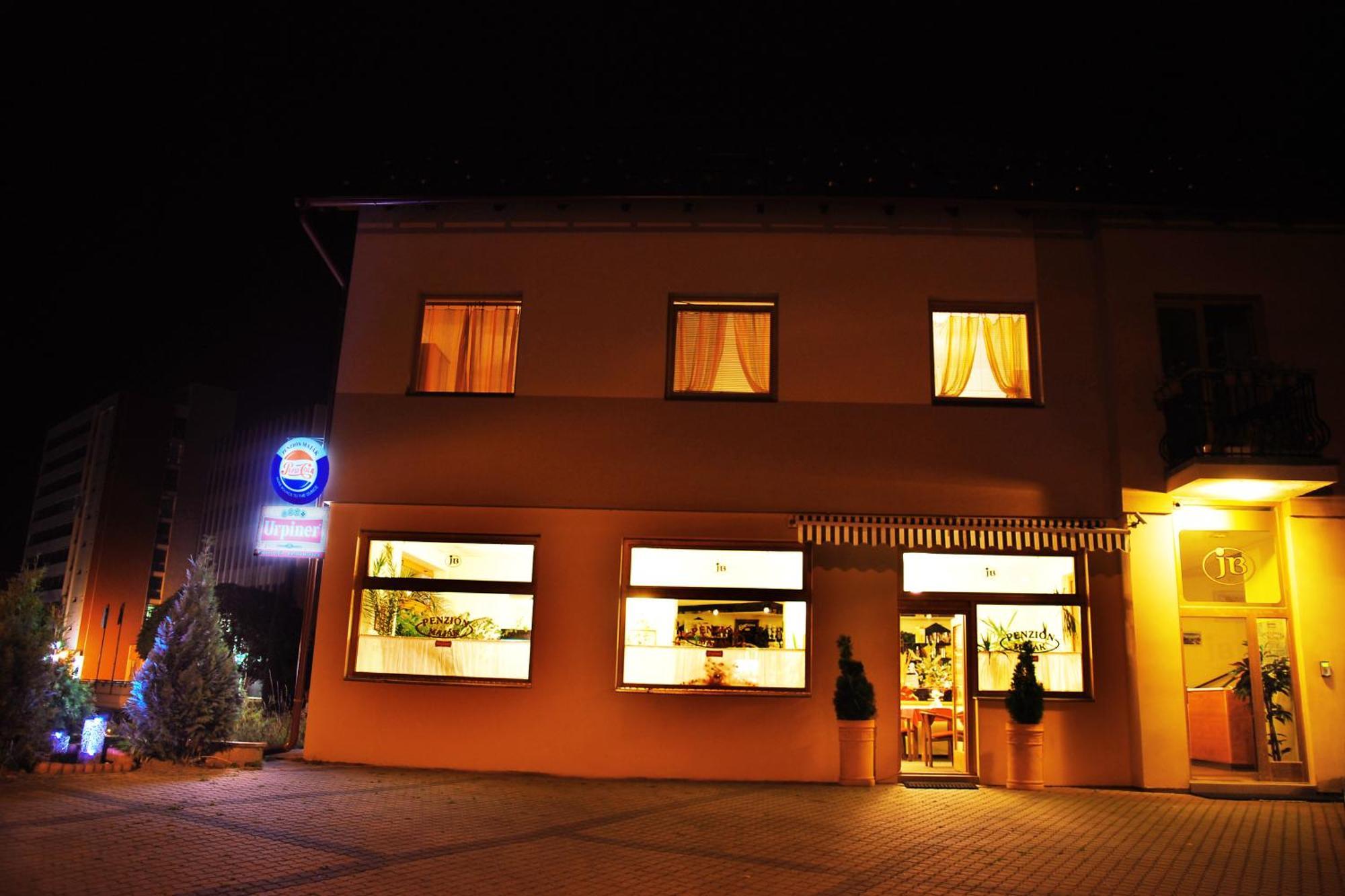 Penzion Majak Banska Bystrica Ngoại thất bức ảnh