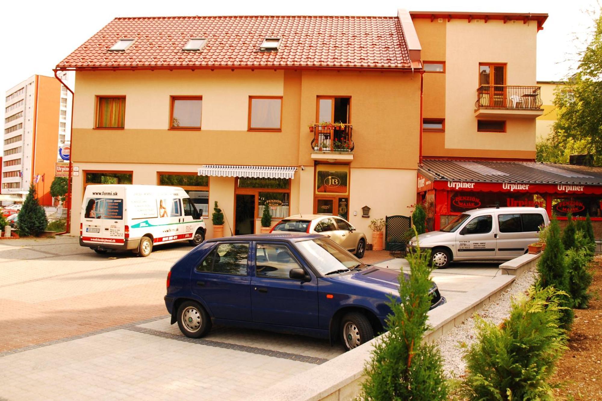 Penzion Majak Banska Bystrica Ngoại thất bức ảnh