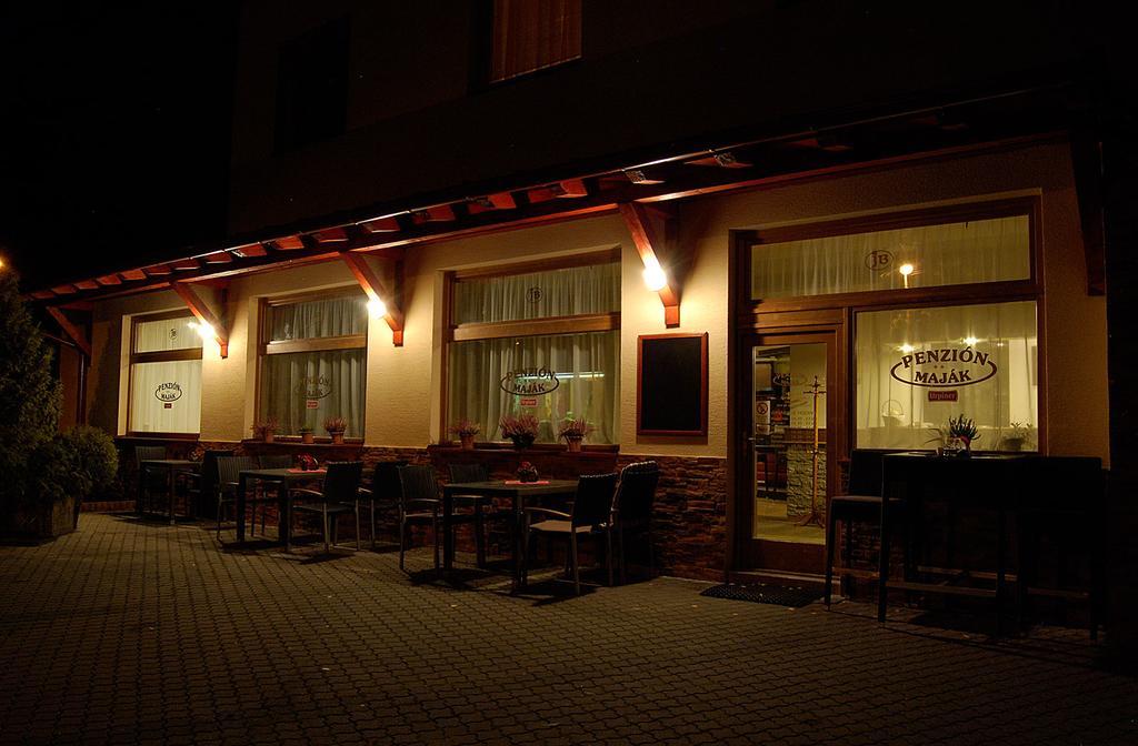 Penzion Majak Banska Bystrica Ngoại thất bức ảnh