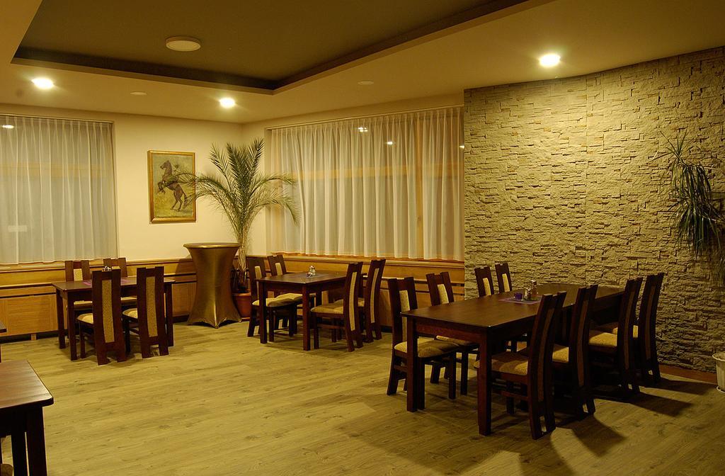 Penzion Majak Banska Bystrica Ngoại thất bức ảnh