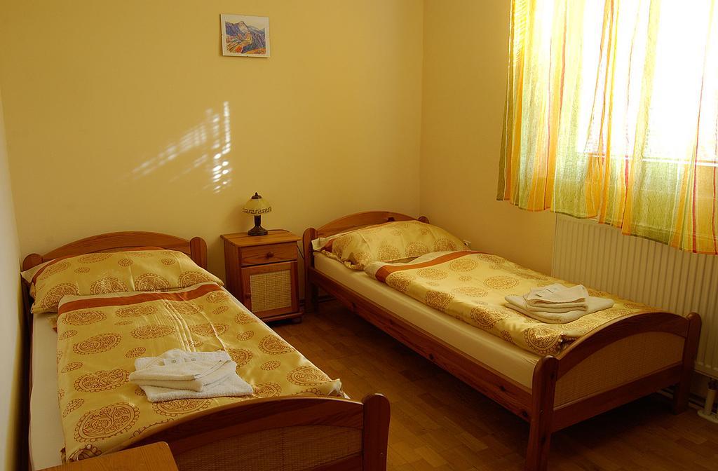 Penzion Majak Banska Bystrica Ngoại thất bức ảnh