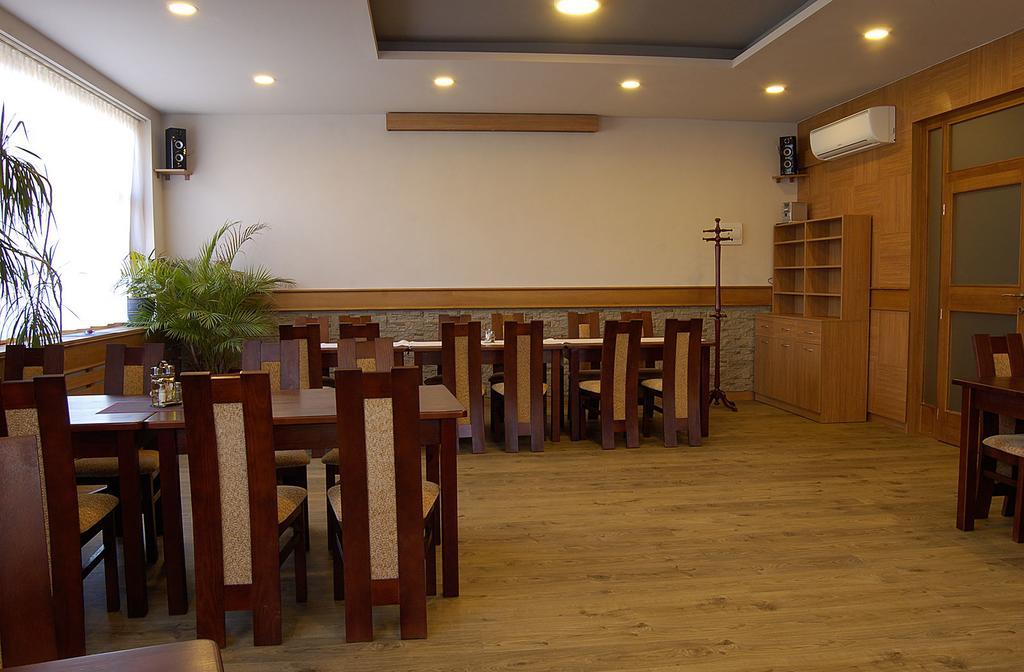 Penzion Majak Banska Bystrica Ngoại thất bức ảnh